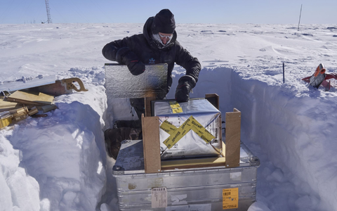 Matthias Jaggi baut die Metamorphosebox mit dem Schneeblock fertig. - Foto: Matthias Jaggi/SLF/dpa