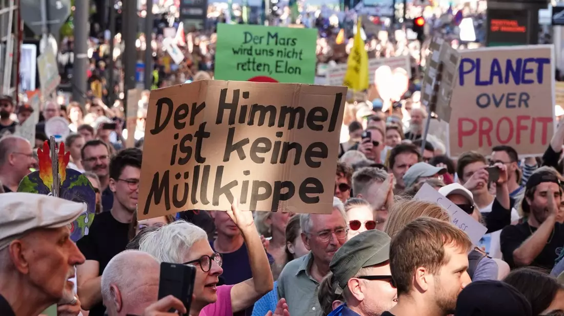 Protestzug von Fridays for Future in der Hamburger Innenstadt. Klimafreundliches Verhalten ist den Menschen in Deutschland weniger wichtig, als noch in den letzten Jahren. - Bild: Franziska Spiecker/dpa