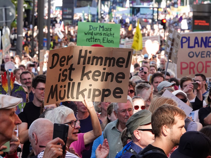 Protestzug von Fridays for Future in der Hamburger Innenstadt. Klimafreundliches Verhalten ist den Menschen in Deutschland weniger wichtig, als noch in den letzten Jahren. - Foto: Franziska Spiecker/dpa