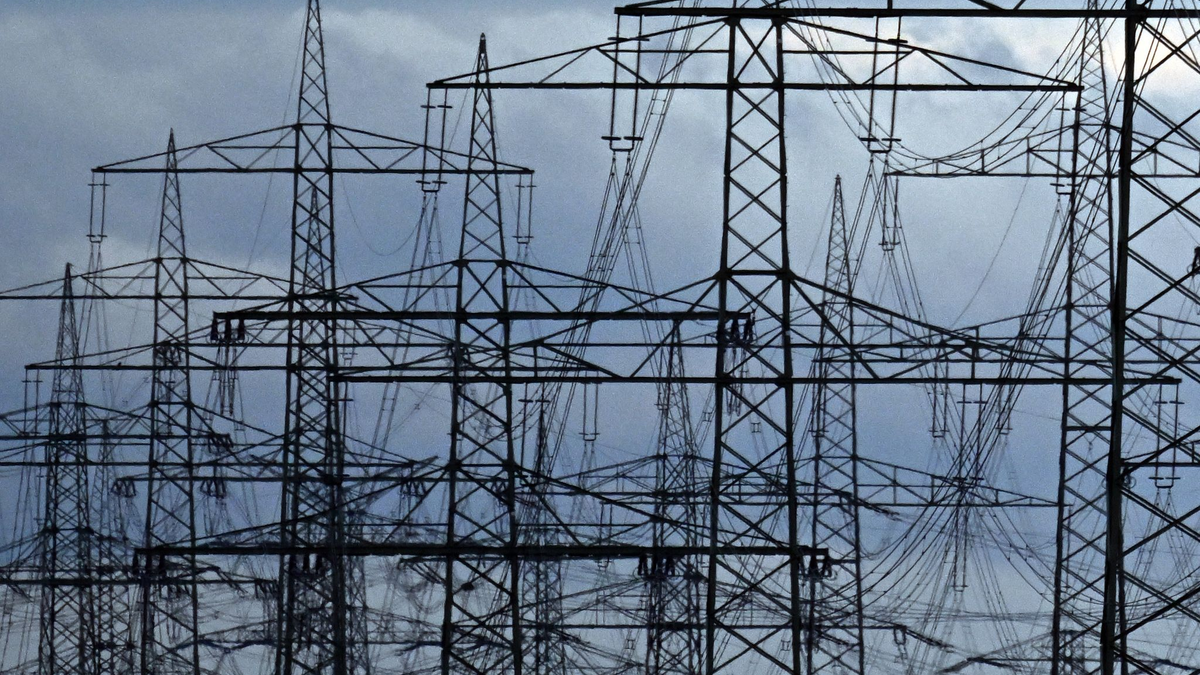 Strommasten auf einem Acker. «Die Zeit der billigen Energie ist vorbei», meint Netzagenturchef Müller. - Foto: Federico Gambarini/dpa