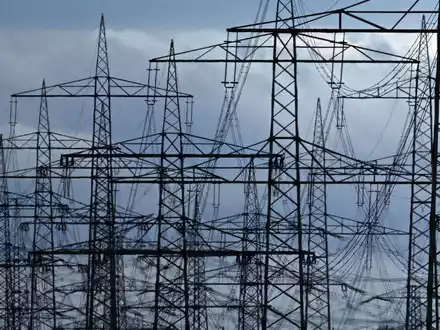 Strommasten auf einem Acker. «Die Zeit der billigen Energie ist vorbei», meint Netzagenturchef Müller. - Foto: Federico Gambarini/dpa