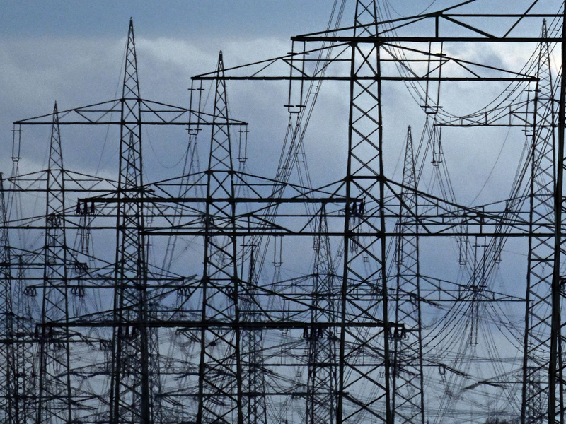 Strommasten auf einem Acker. «Die Zeit der billigen Energie ist vorbei», meint Netzagenturchef Müller. - Foto: Federico Gambarini/dpa