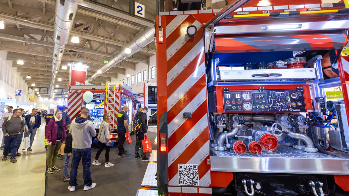 Spezialfahrzeuge sind teuer - werden für die Feuerwehren aber zunehmend wichtig. - Foto: Daniel Schäfer/dpa