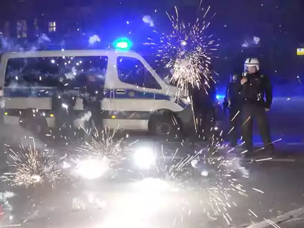 Im vergangenen Jahr wurden in Berlin Rettungskräfte nach Worten von Berlins Polizeipräsidentin Barbara Slowik gezielt in mutmaßliche Hinterhalte gelockt. - Foto: Julius-Christian Schreiner/TNN/dpa