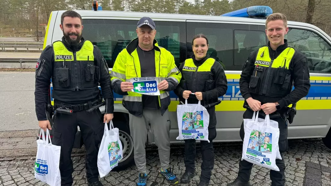 POL-DEL: Autobahnpolizei Ahlhorn: Beamte der Autobahnpolizei unterstützen den Verein DocStop und verteilen Geschenktüten an Kraftfahrer - Bild: presseportal.de