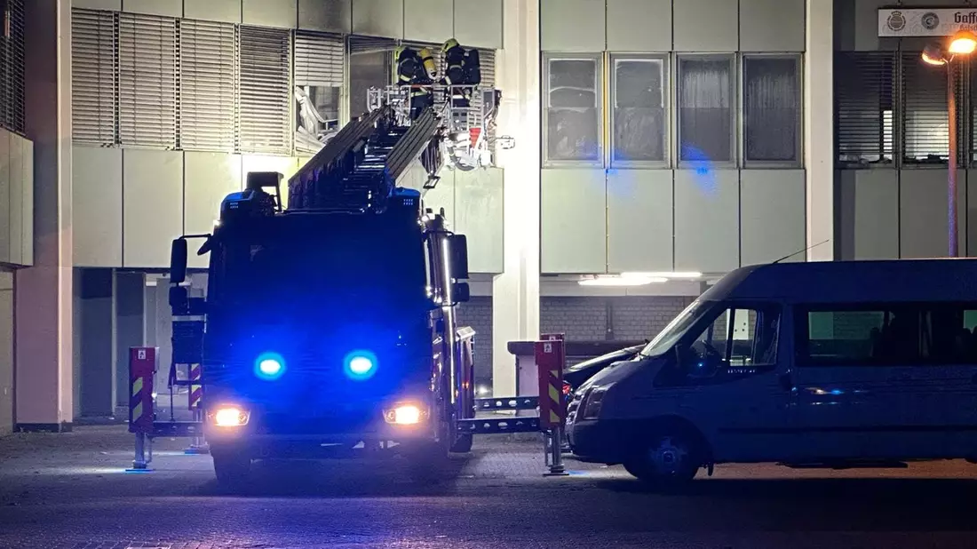 FW Sankt Augustin: Freiwillige Feuerwehr löscht Brand in einem Wohn- und Geschäftshaus - Bild: presseportal.de