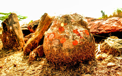 Diese als göttlich verehrte Steinkugel in Indien hat sich als Dino-Ei entpuppt. - Foto: Vishal Verma/dpa