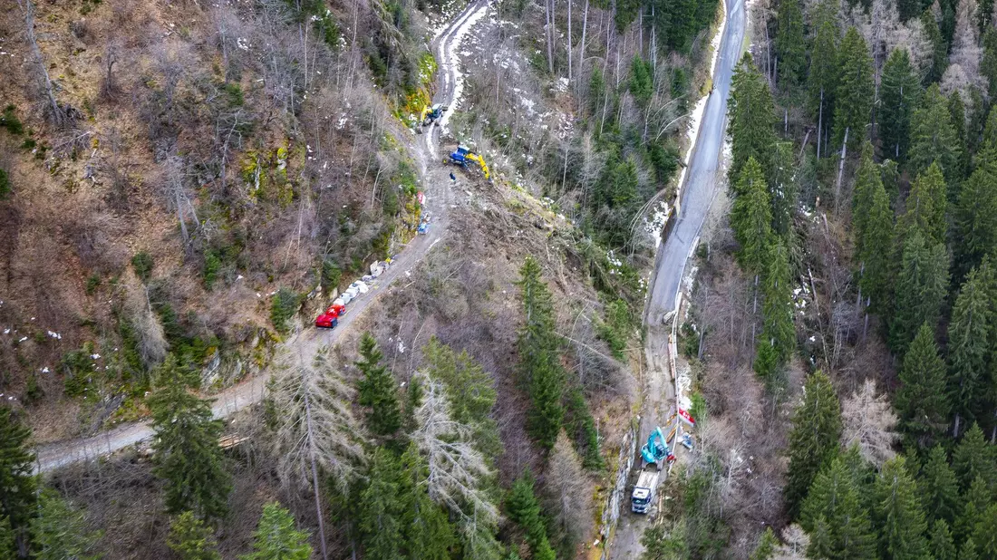 Eine Luftaufnahme des Felssturzes in Österreich. - Bild: Arno Melicharek/BUNDESHEER/APA/dpa