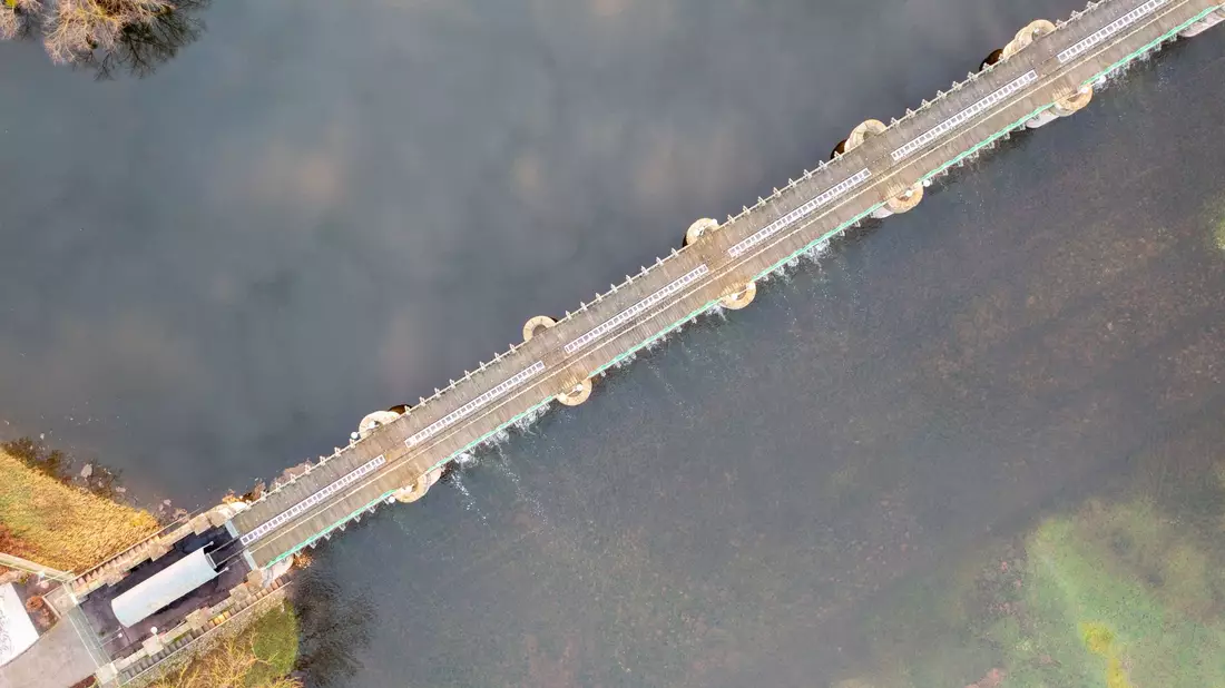 Blick auf das Pretziener Wehr in Sachsen-Anhalt (Aufnahme mit einer Drohne). - Bild: Stephan Schulz/dpa