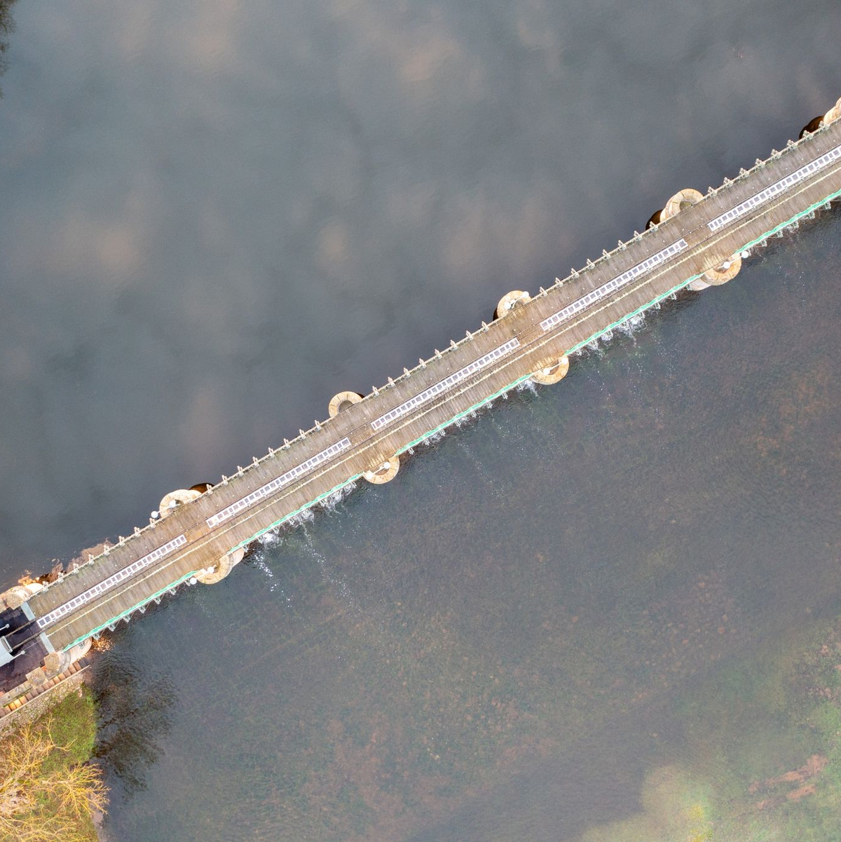 Blick auf das Pretziener Wehr in Sachsen-Anhalt (Aufnahme mit einer Drohne). - Foto: Stephan Schulz/dpa