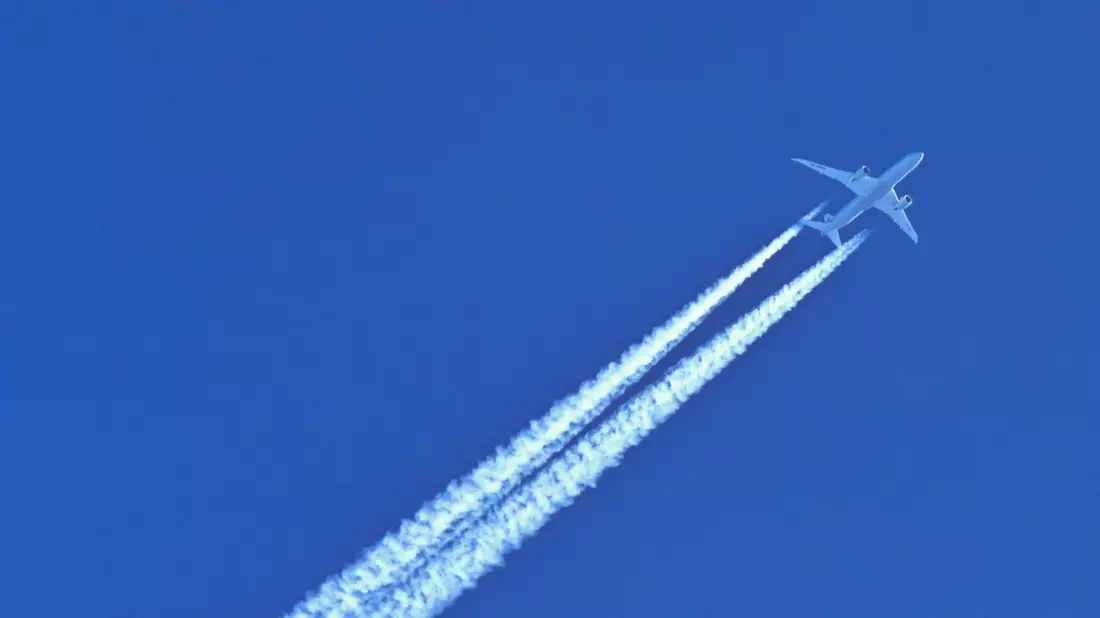 Wer auf das Fliegen verzichtet, verbessert seine CO2-Bilanz klar. - Bild: Patrick Pleul/dpa-Zentralbild/dpa