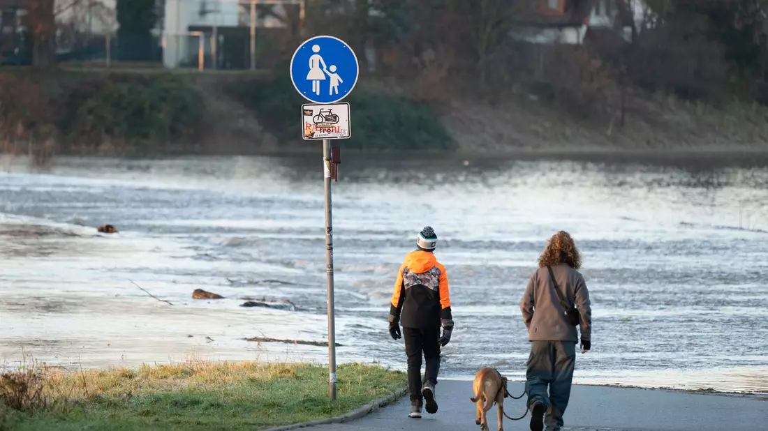 Das Hochwasser der Elbe tritt in der Flutrinne zwischen den Dresdner Stadtteilen Kaditz und Mickten über das Ufer. - Bild: Sebastian Kahnert/dpa