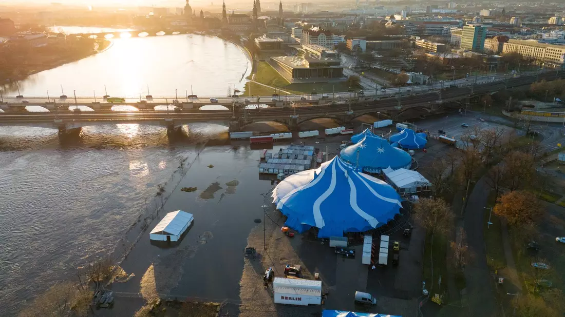 Das Hochwasser der Elbe vor der Kulisse der Altstadt bei Sonnenaufgang. - Bild: Sebastian Kahnert/dpa