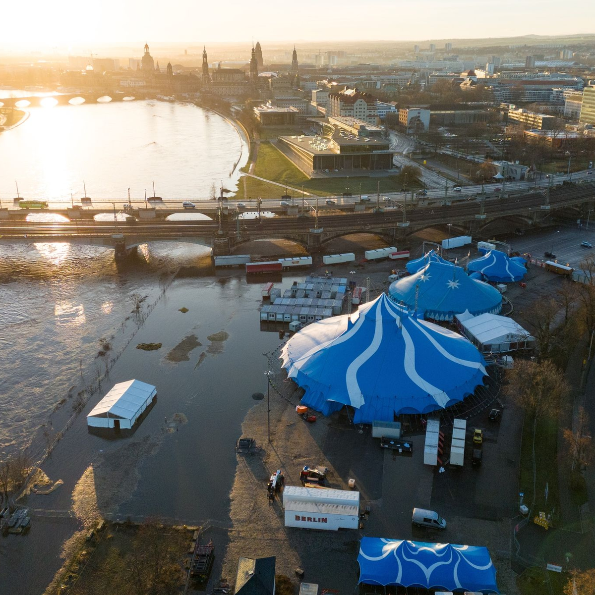 Das Hochwasser der Elbe nähert sich den Zelten des Weihnachts-Circus im Sportpark Ostra in Dresden. - Foto: Sebastian Kahnert/dpa