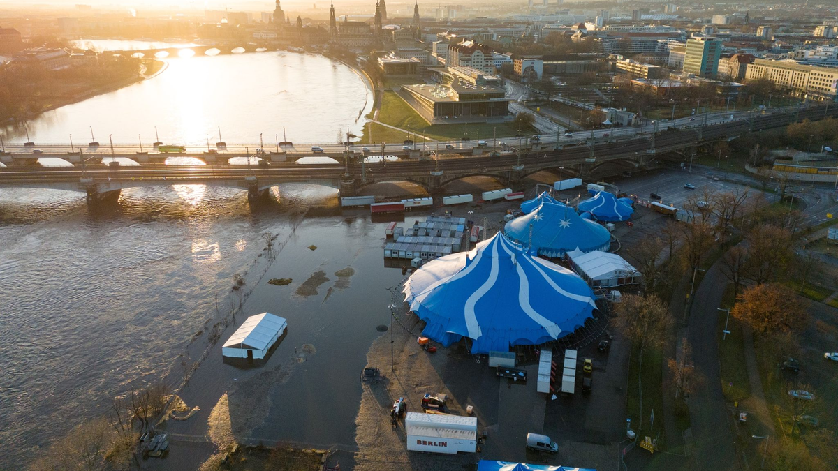 Das Hochwasser der Elbe vor der Kulisse der Altstadt bei Sonnenaufgang. - Foto: Sebastian Kahnert/dpa