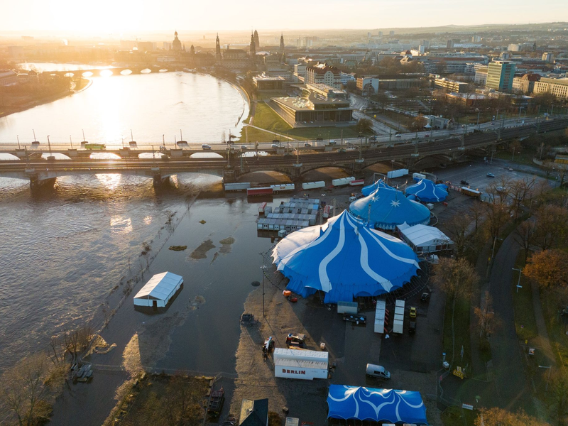 Das Hochwasser der Elbe vor der Kulisse der Altstadt bei Sonnenaufgang. - Foto: Sebastian Kahnert/dpa