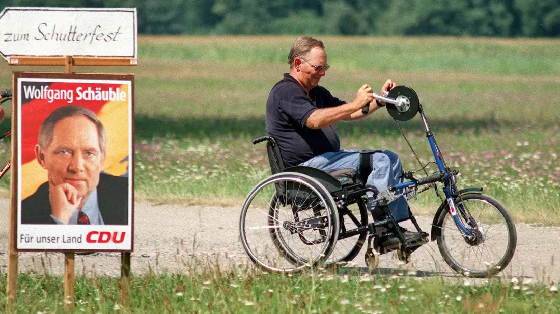 Oft war Schäuble mit seinem Rollbike sportlich unterwegs - wie hier im August 1998 in Offenburg. - Bild: Heuberger/dpa