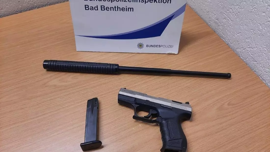 BPOL-BadBentheim: Mit Schreckschusswaffe und Teleskopschlagstock erwischt - Bild: presseportal.de