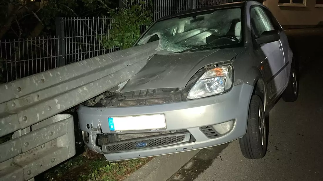 POL-GM: Leitplanke durchbohrt Auto - Verursacher flüchtet - Bild: presseportal.de