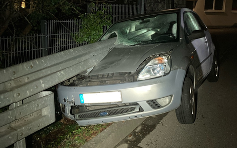 POL-GM: Leitplanke durchbohrt Auto - Verursacher flüchtet - Foto: presseportal.de
