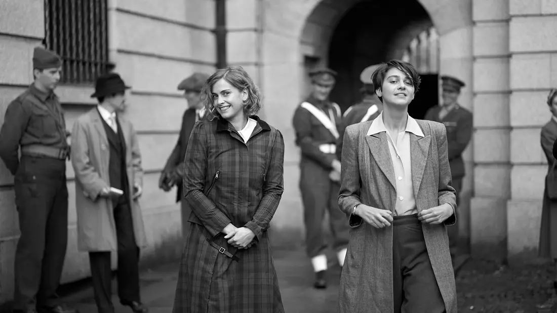 Emma Appleton (r) als Thomasina und Stefanie Martini als Martha in einer Szene des Films «Lola». - Bild: -/Neue Visionen Filmverleih/dpa