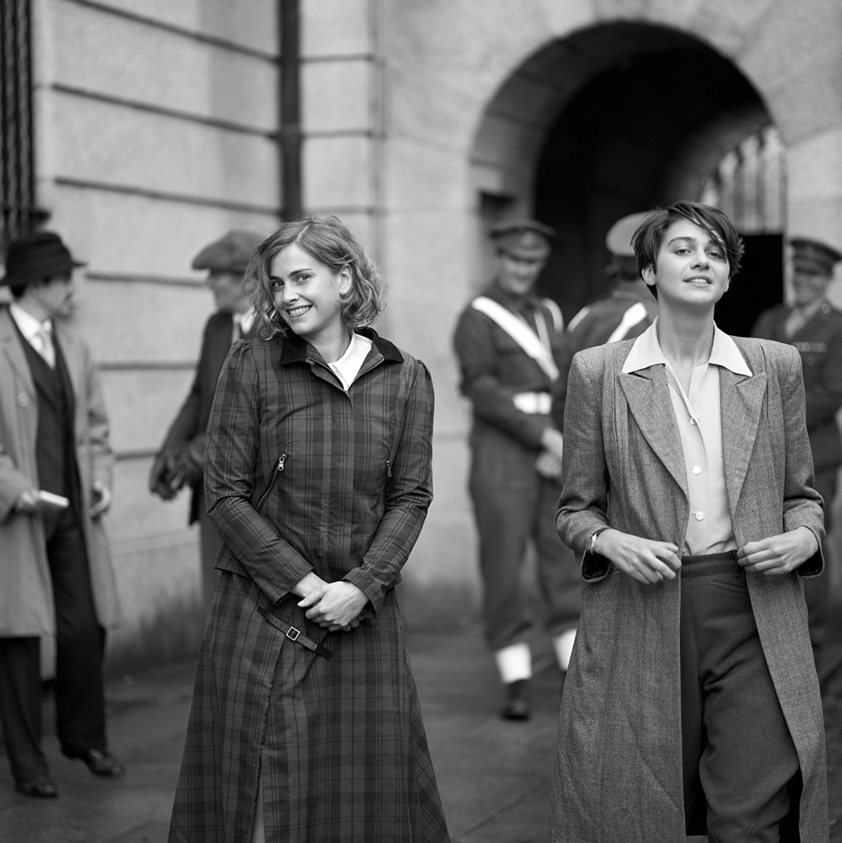 Emma Appleton (r) als Thomasina und Stefanie Martini als Martha in einer Szene des Films «Lola». - Foto: -/Neue Visionen Filmverleih/dpa