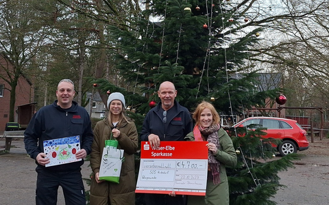 FW Bremerhaven: Personal der Feuerwehr Bremerhaven sammelt für SOS Kinderdorf - Foto: presseportal.de