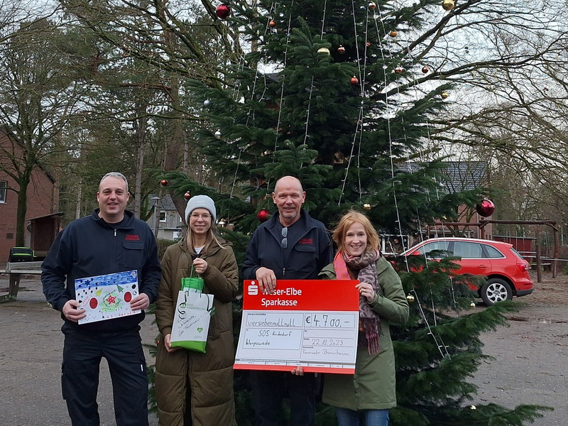 FW Bremerhaven: Personal der Feuerwehr Bremerhaven sammelt für SOS Kinderdorf - Foto: presseportal.de