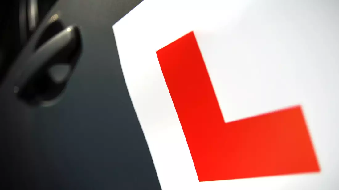 In Großbritannien können Fahrschüler in Begleitung eines qualifizierten Beifahrers und mit einem Lerner-Zeichen am Auto für begrenzte Zeit am Straßenverkehr teilnehmen. - Bild: PA Archive/dpa