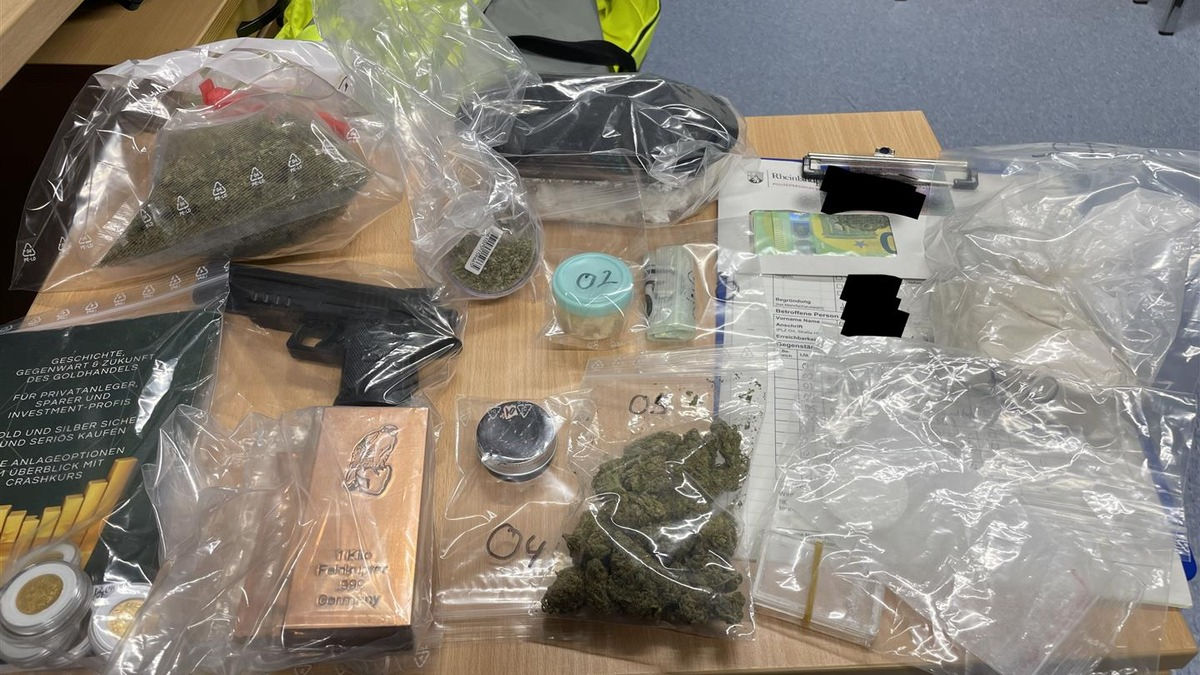 POL-PDPS: Wohnungsdurchsuchung bei einem Zusteller führt zum Auffinden einer Unmenge unterschlagener Postsendungen - Foto: presseportal.de