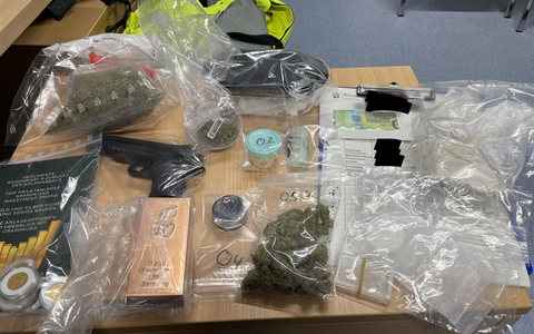 POL-PDPS: Wohnungsdurchsuchung bei einem Zusteller führt zum Auffinden einer Unmenge unterschlagener Postsendungen - Foto: presseportal.de