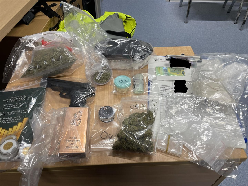 POL-PDPS: Wohnungsdurchsuchung bei einem Zusteller führt zum Auffinden einer Unmenge unterschlagener Postsendungen - Foto: presseportal.de