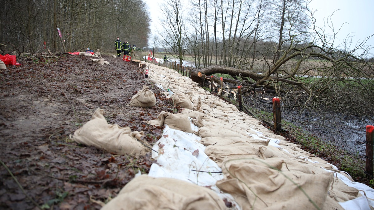 FW-OLL: Hochwasser in Sandkrug - Wasserstand im Barneführerholz erreicht Scheitelpunkt - Deich wird weiter gesichert - Foto: presseportal.de