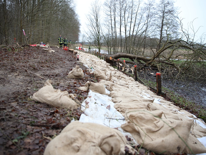FW-OLL: Hochwasser in Sandkrug - Wasserstand im Barneführerholz erreicht Scheitelpunkt - Deich wird weiter gesichert - Foto: presseportal.de