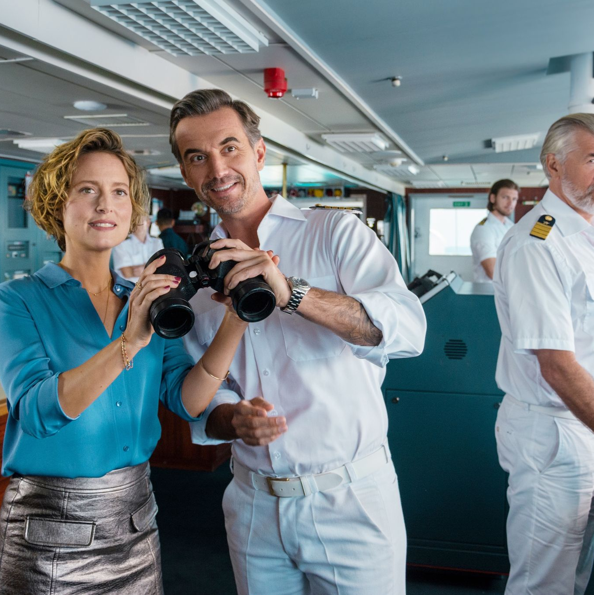 Kapitän Max Parger (Florian Silbereisen, M.) bringt zur Überraschung seines Staff-Kapitäns Martin Grimm (Daniel Morgenroth, r.) Veronika Bruckner (Wanda Perdelwitz) mit an Bord. - Foto: Dirk Bartling/ZDF/dpa