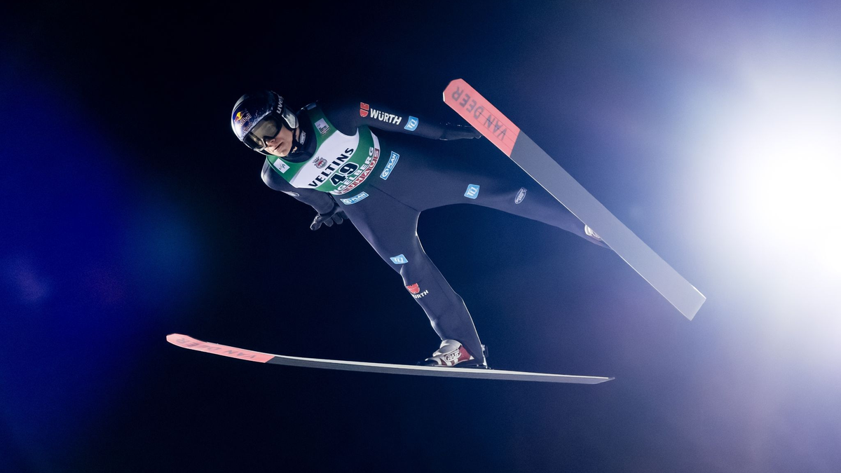 Andreas Wellinger freut sich auf die Tournee-Duelle mit Co-Gastgeber Österreich. - Foto: Philipp Schmidli/KEYSTONE/dpa