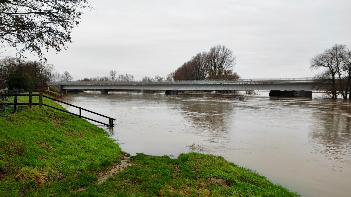 FW Hünxe: Folgemeldung zur Hochwasserlage, Stand 15:20 Uhr - Foto: presseportal.de