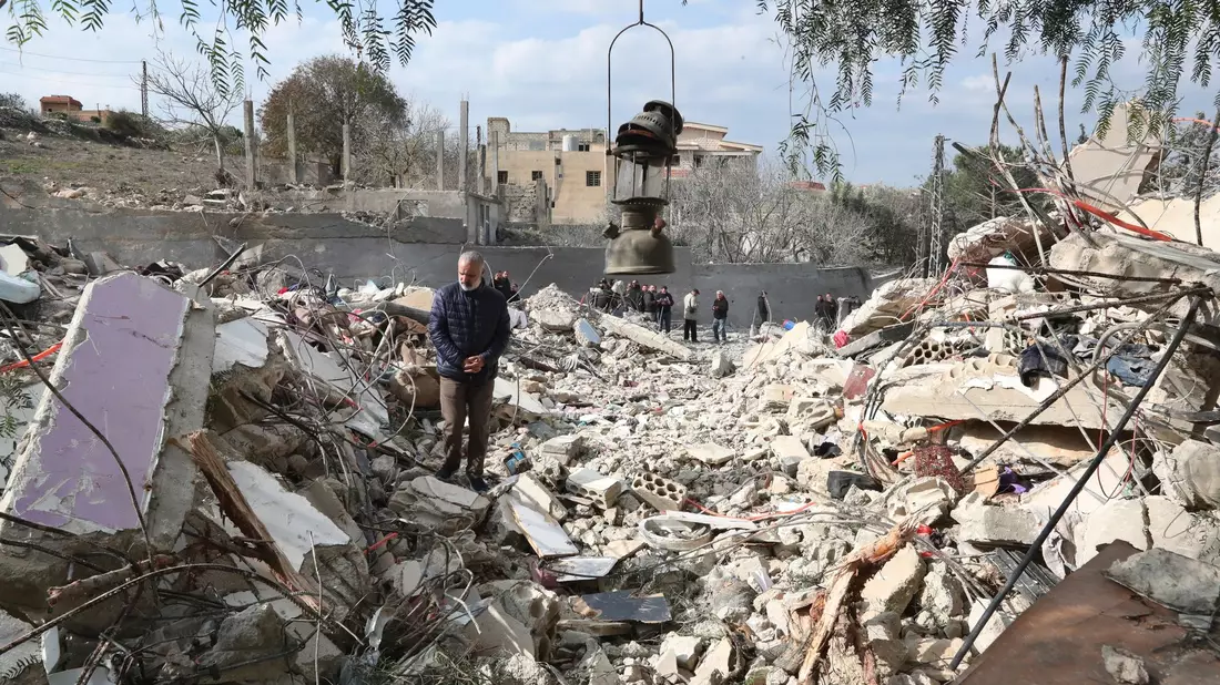 Ein libanesischer Mann in Bint Dschubail auf den Trümmern eines Hauses, welches durch einen israelischen Luftangriff zerstört worden ist. - Bild: Mohammad Zaatari/AP/dpa