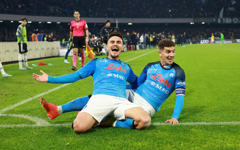Eljif Elmas (l) wechselt aus Neapel nach Leipzig. - Foto: Alessandro Garofalo/AP/dpa