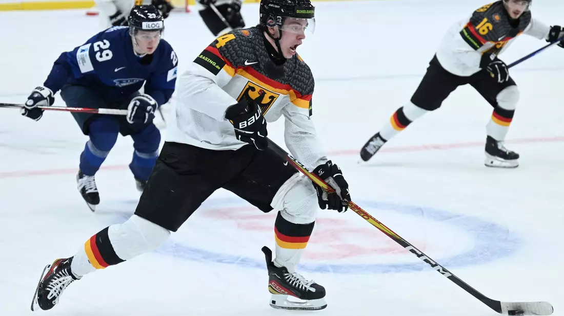 Die DEB-Junioren um Kevin Bicker setzten sich zum Start der U20-WM gegen Finnland durch. - Bild: Björn Larsson Rosvall/TT News Agency/AP/dpa