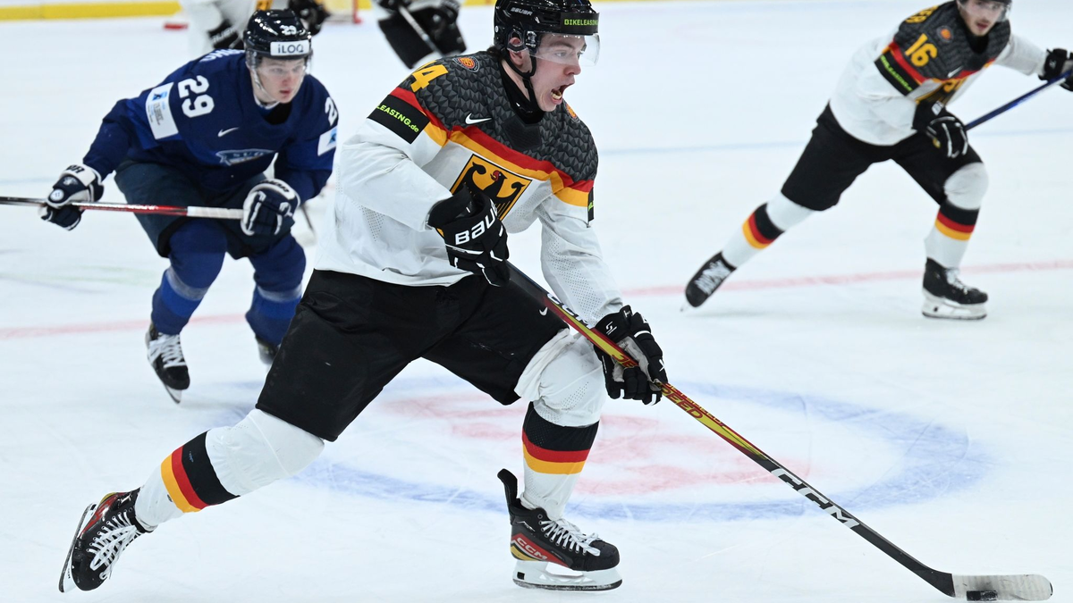 Die DEB-Junioren um Kevin Bicker setzten sich zum Start der U20-WM gegen Finnland durch. - Foto: Björn Larsson Rosvall/TT News Agency/AP/dpa