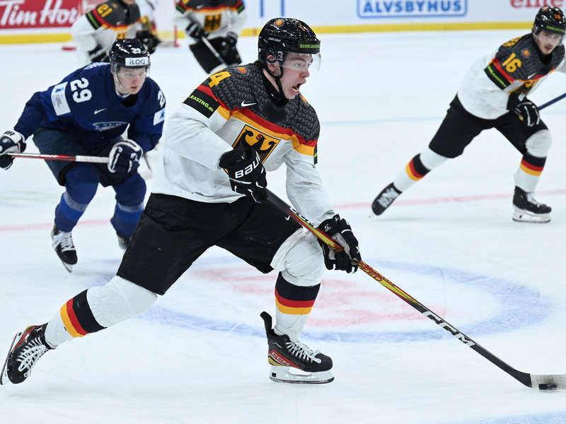 Die DEB-Junioren um Kevin Bicker setzten sich zum Start der U20-WM gegen Finnland durch. - Foto: Björn Larsson Rosvall/TT News Agency/AP/dpa