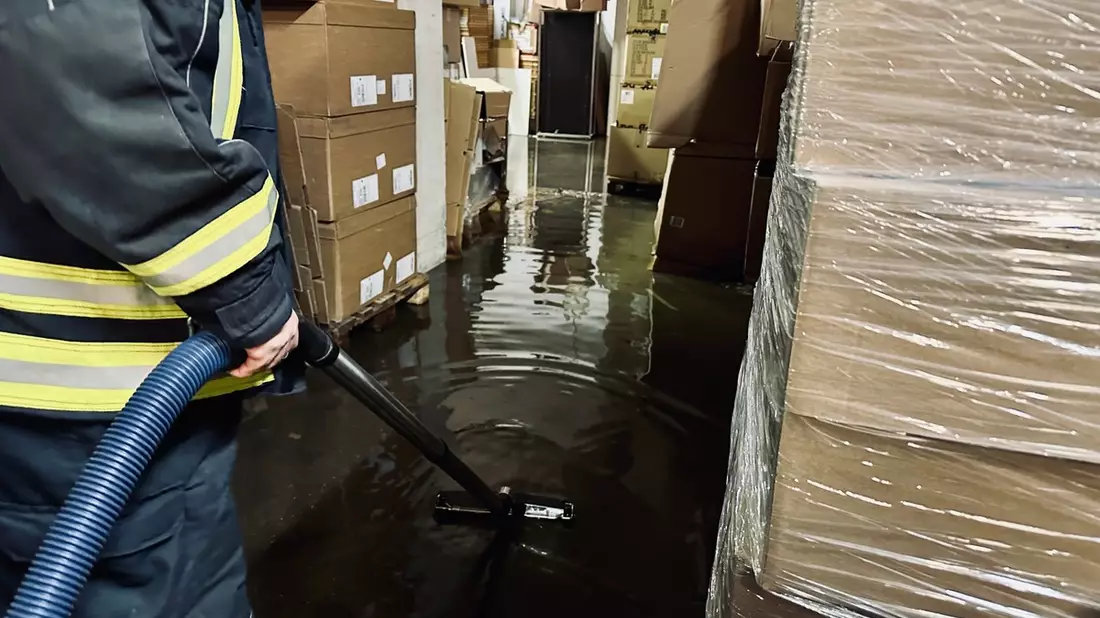 FW-EN: Nach Dauerregen: Lager eines Schuhgeschäftes stand unter Wasser - Bild: presseportal.de