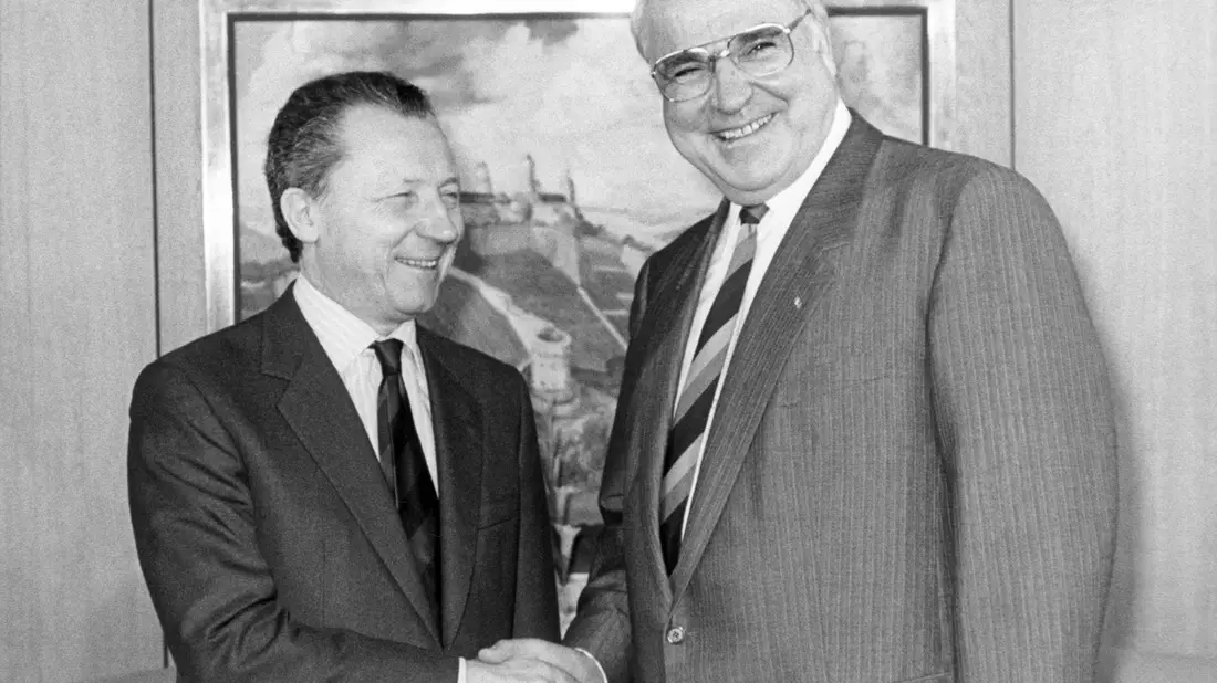 Der damalige Bundeskanzler Helmut Kohl (CDU, r) empfängt 1987 den Präsidenten der EG-Kommission, Jacques Delors, zu einem Meinungsaustausch. - Bild: picture alliance / dpa