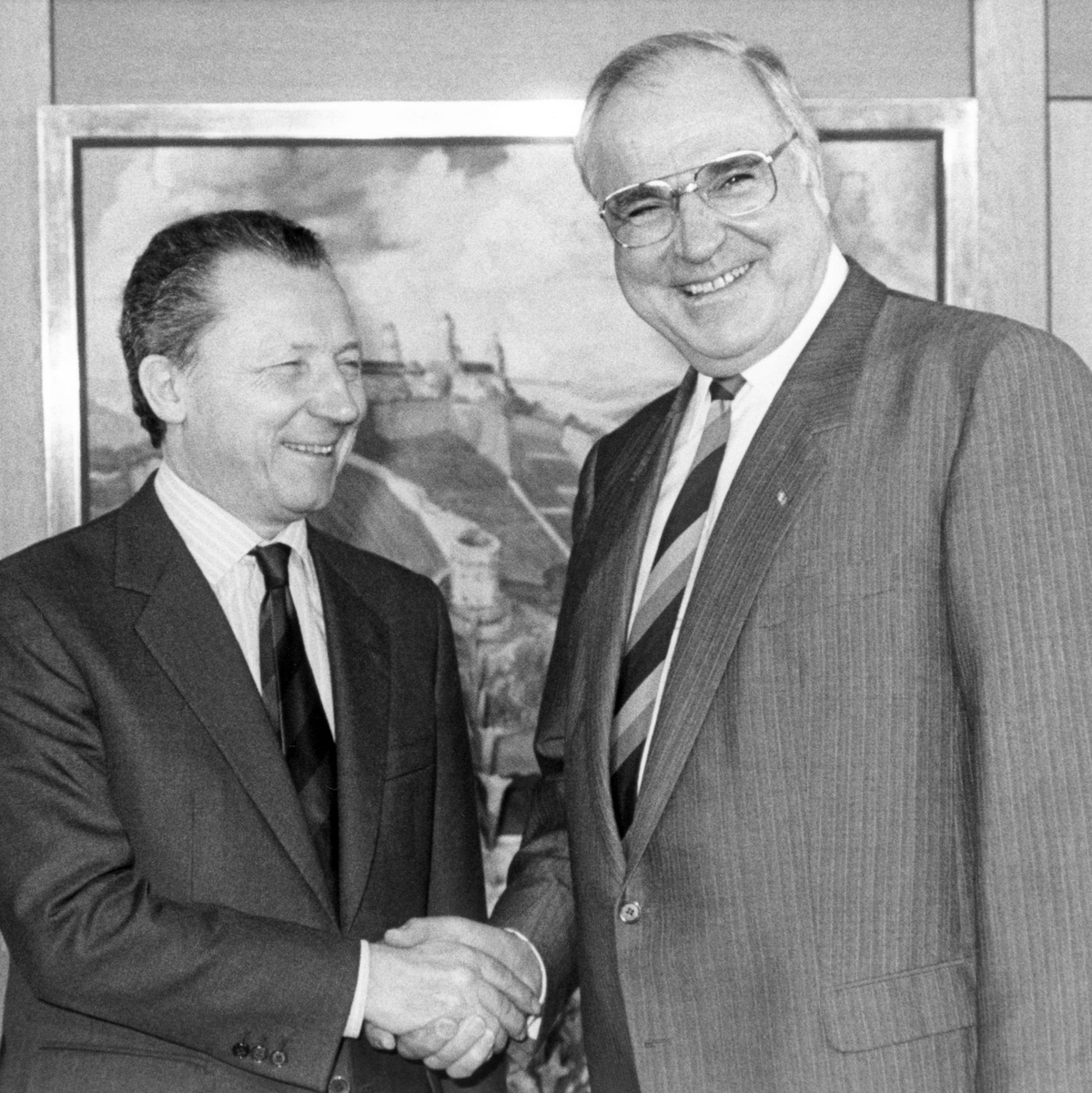 Der damalige Bundeskanzler Helmut Kohl (CDU, r) empfängt 1987 den Präsidenten der EG-Kommission, Jacques Delors, zu einem Meinungsaustausch. - Foto: picture alliance / dpa