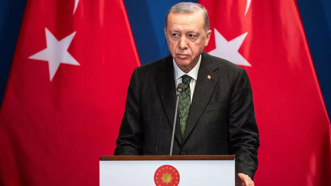 Gut zehn Monate nach seiner Wiederwahl gilt die Abstimmung als Stimmungstest für den Präsidenten und seine AKP: Recep Tayyip Erdogan. - Bild: Marton Monus/dpa