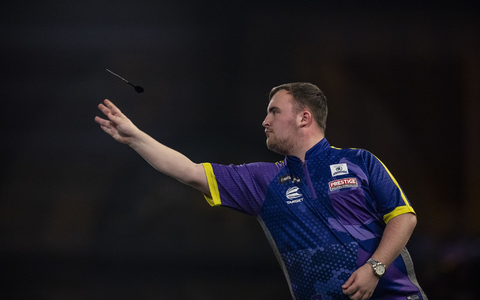 Hat bei seinem WM-Debüt das Achtelfinale erreicht: Luke Littler. - Foto: Steven Paston/PA Wire/dpa