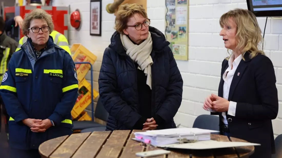 THW HB-NDS: THW-Kräfte in Niedersachsen und Bremen unermüdlich im Dauereinsatz / THW-Präsidentin Sabine Lackner besucht Einsatzstellen - Bild: presseportal.de