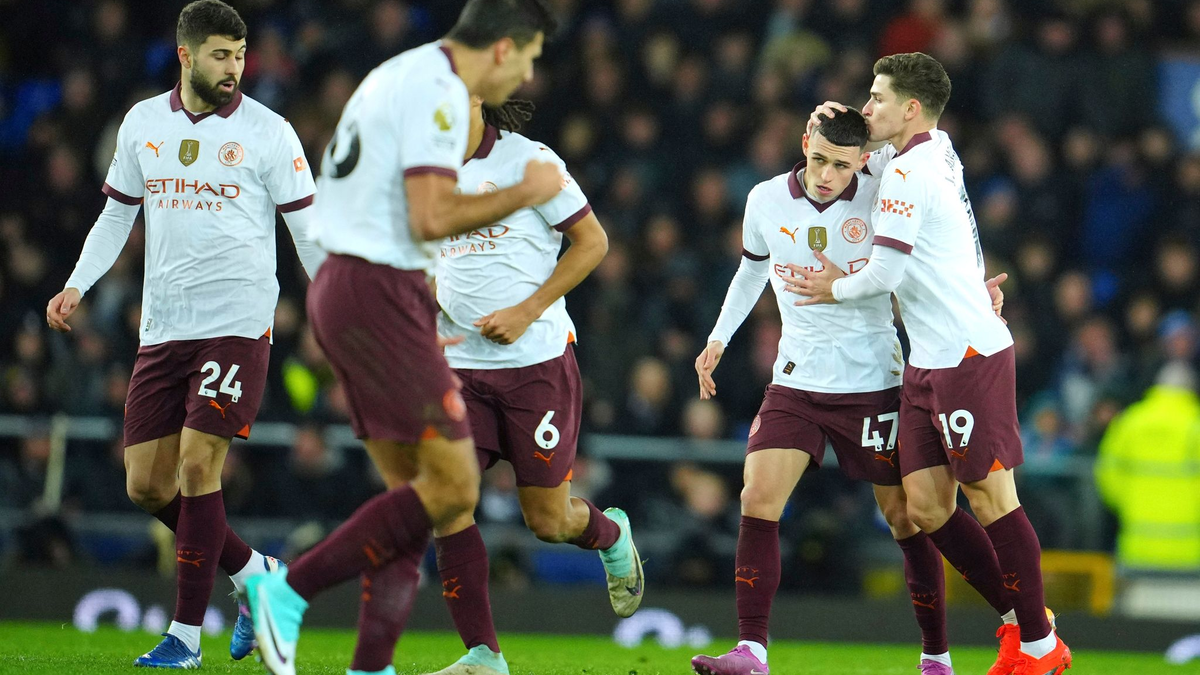 Phil Foden (2.v.r) brachte Manchester City mit seinem Tor zum 1:1 zurück ins Spiel. - Foto: Jon Super/AP/dpa