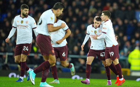 Phil Foden (2.v.r) brachte Manchester City mit seinem Tor zum 1:1 zurück ins Spiel. - Foto: Jon Super/AP/dpa